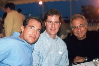 De izquierda a derecha, Mark Madoff, su hermano Andrew y su padre, Bernard Madoff, en Montauk (Nueva York), en 2001.