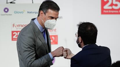 El presidente del Gobierno, Pedro Sánchez (a la izquierda) y el 'president' de la Generalitat, Pere Aragonès, se saludan durante la entrega de la medalla del 250º aniversario de Foment del Treball al editor de ‘La Vanguardia’, Javier Godó, este 7 de junio, en Barcelona.