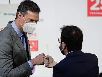 El presidente del Gobierno, Pedro Sánchez (a la izquierda) y el 'president' de la Generalitat, Pere Aragonès, se saludan durante la entrega de la medalla del 250º aniversario de Foment del Treball al editor de ‘La Vanguardia’, Javier Godó, este 7 de junio, en Barcelona.