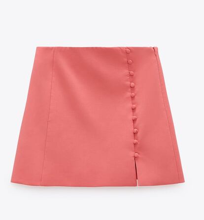 Si estás deseando llenar tu armario de color, apuesta por esta minifalda de Zara, con talle alto, abertura y botones forrados a juego en uno de sus laterales. 19,95€.