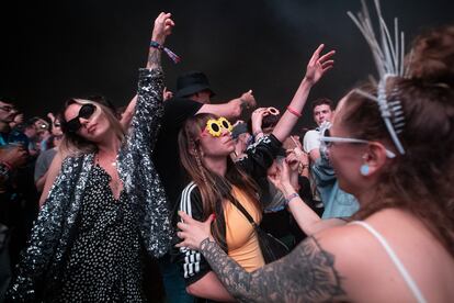 Unas jóvenes bailan al son de la música de Fred Again en la segunda jornada del Primavera Sound Barcelona.