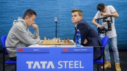Yi Wei y Magnus Carlsen durante su partida de la 3ª ronda