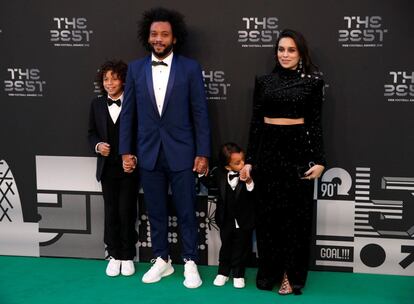El jugador del Real Madrid Marcelo posa junto a su mujer y sus hijos a su llegada al evento.