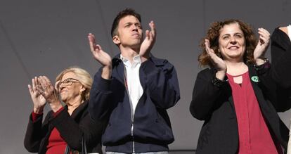 La candidata a la alcaldía de Más Madrid Manuela Carmena, a la izquierda, y del candidato a la Comunidad Iñigo Errejón, en el centro, durante la apertura de campaña.