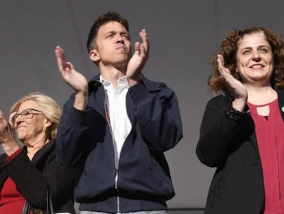 La candidata a la alcaldía de Más Madrid Manuela Carmena, a la izquierda, y del candidato a la Comunidad Iñigo Errejón, en el centro, durante la apertura de campaña.