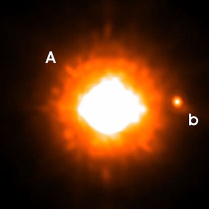 Fotografa de la estrella GQ Lupi (A) y del peque?o cuerpo en rbita (B).