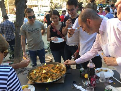 Concurso de paellas organizado por los alumnos del Colegio Mayor Albalat, en Valencia.