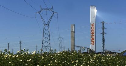 Uma torre da Abengoa em Sevilha. 