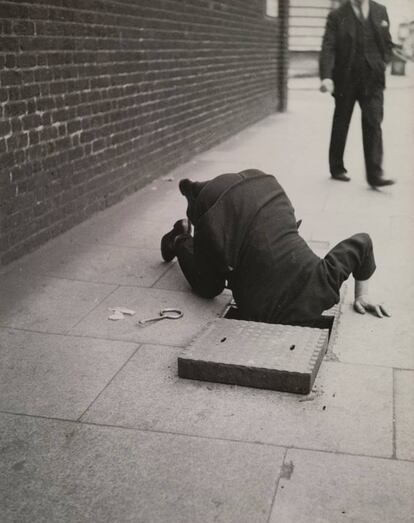 Hombre con cabeza en alcantarilla, Londres, 1934