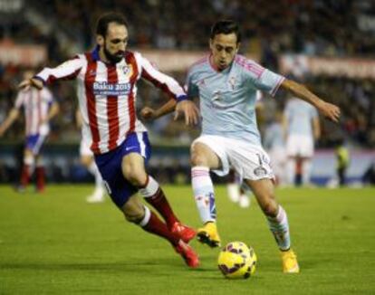 El atlético Juan Francisco Torres y Orellana luchan por el balón.