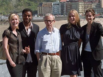 De izquierda a derecha, Radha Mitchell, Chiwetel Ejiofor, Woody Allen, Chloë Sevigny y Amanda Peet, en San Sebastián.