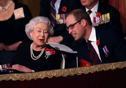 La reina Isabel II junto a su nieto el príncipe Guillermo en el festival anual del Recuerdo, el día que celebra a los caídos de guerra, el 7 de noviembre de 2015 en Londres.