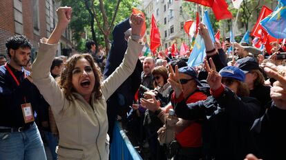 La vicepresidenta primera del Gobierno de España María Jesús Montero, saluda a un grupo de simpatizantes tras interrumpir el acto los líderes socialistas presentes en el Comité Federal del PSOE y salir a la calle para acompañar a los miles de militantes que desde primera hora siguen las intervenciones por pantallas habilitadas, este sábado en la calle Ferraz, de Madrid. Samuel Sanchez