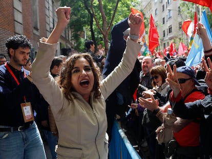 La vicepresidenta primera del Gobierno y ministra de Hacienda, María Jesús Montero, celebrando ante los manifestantes concentrados en la calle Ferraz en apoyo a Pedro Sánchez.