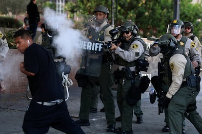 Un policía dispara pelotas de goma a un manifestante durante una protesta en Los Ángeles, este jueves.