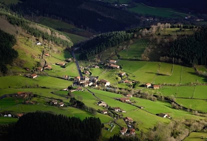 Panorámica de Axpe y el valle de Atxondo desde los picos del parque natural de Urkiola.