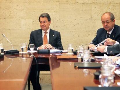 El presidente de la Generalitat, Artur Mas (c), junto al los consellers de Economía, Andreu Mas Colell (i), y de Empresa y Empleo, Felip Puig (d), durante la reunión, esta mañana en el Palau de la Generalitat, con los líderes de las organizaciones patronales y sindicales de Cataluña.