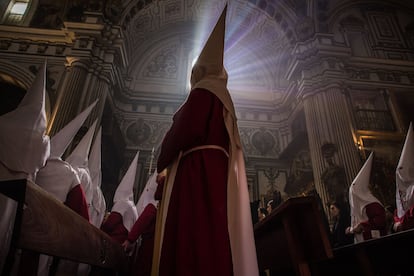 Nazarenos en la procesión de la Hermandad de Los Estudiantes, en Málaga.