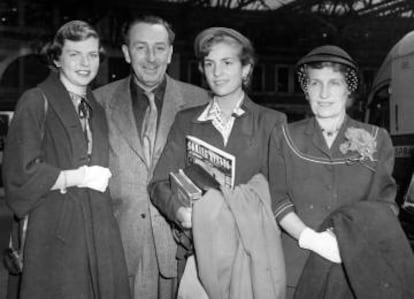Disney, junto a su mujer, Lillian, y sus dos hijas, Diana y Sharon. La actitud de ellas tras la muerte de Walt dejó a este helado.