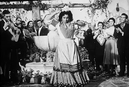 Lola Flores bailando en la película 'La niña de la Venta', dirigida por Ramón Torrado en 1951, una de las más de 40 en las que participó o fue protagonista.