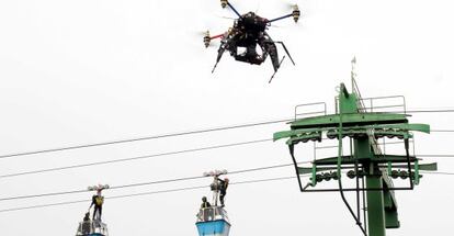 Un dron da apoyo en una maniobra de rescate de los bomberos de Madrid en altura, en la Comunidad de Madrid. 