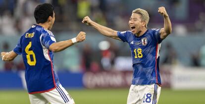 Jugadores de la selección japonesa, celebrando la victoria ante España, en el partido de este jueves.