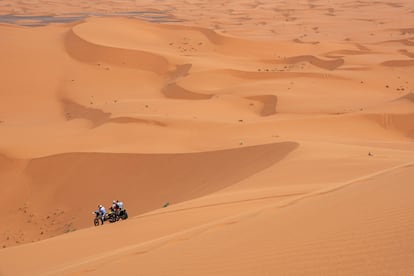 En moto sobre la duna de Erg Chebbi.