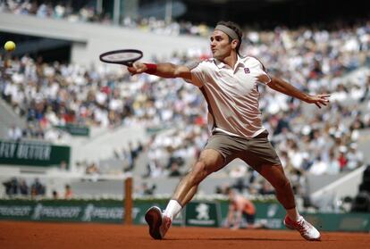 Federer devuelve la pelota durante el partido contra Otte.