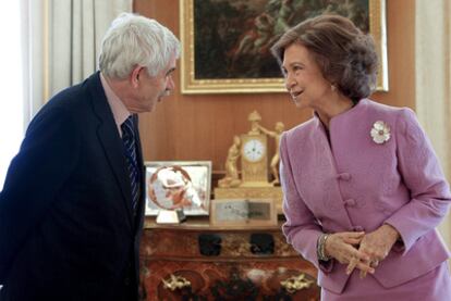 La Reina charla con el expresidente de la Generalitat Pasqual Maragall a su llegada ayer a La Zarzuela.