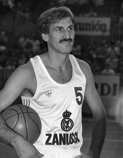 Drazen Dalipagic, durante la presentación del Real Madrid de baloncesto para la temporada 1982-1983.