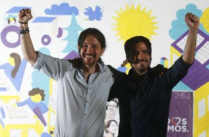 Pablo Iglesias, líder de Podemos (izquierda), y Alberto Garzón, secretario general de Izquierda Unida.