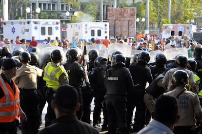 Miembros de la Guardia Nacional por fuera de la cárcel.