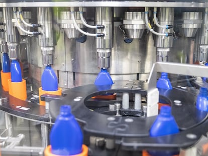Producción de gel hidroalcohólico en la fábrica del grupo Beiersdorf Nivea, en Tres Cantos, Madrid.