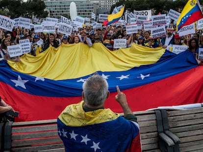 Personas protestando durante una manifestación contra el presidente venezolano Nicolás Maduro, el 1 de mayo de 2019.