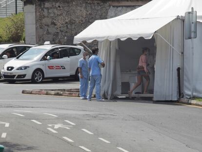 Una joven accede a una carpa del hospital de Basurto (Bilbao) habilitada para llevar a cabo PCR tras un rebrote en una discoteca.