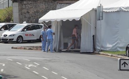 Una joven accede a una carpa del hospital de Basurto (Bilbao) habilitada para llevar a cabo PCR tras un rebrote en una discoteca.