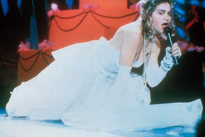En 1984 Madonna revolucionó al mundo entero con su canción Like a Virgin y en los premios MTV de ese año rizó el rizó presentándose vestida de novia.