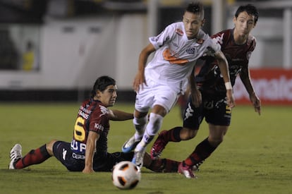 El jugador durante su etapa en el Santos, equipo que le vio crecer. Ya entonces los rivales iban a por él.