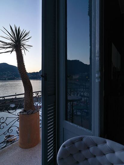 Abierto al paisaje. Fueron las vistas al lago Como las que sedujeron a Guidotti para instalar en este apartamento su casa. La densidad de los colores contrasta con la ligereza de las plantas cerca de los balcones para conducir las vistas.