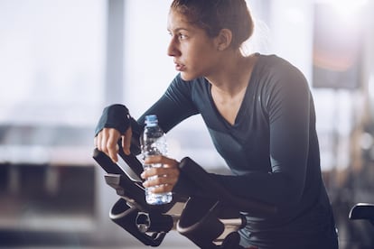 <p>Aunque los gimnasios estén llenos de clases que nos interesen, <strong>no debemos pasar de una a otra sin dejar que nuestros músculos descansen</strong>.</p> <p>"Tras una sesión de entrenamiento, el cuerpo necesita reparar los daños musculares. Tanto más cuando se ha trabajado de forma intensa. Hay que descansar. No tiene sentido meterse una hora de musculación a tope y luego volcarse en una clase colectiva cañera como el <em>spinning</em>. <strong>Hay un punto a partir del cual ya no va a haber adaptaciones musculares que lleven a una mejora</strong>, pero sí podemos abrir el paso a lesiones por sobreentrenamiento", afirma Muñoz.</p>