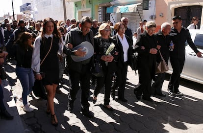 Integrantes de la familia Márquez encabezan el cortejo fúnebre de las tres jóvenes, el 22 de enero, en Colotlán (Jalisco).