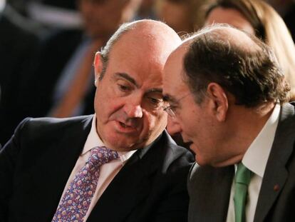 Ignacio Sánchez Galán (derecha) con el ministro de Economía, Luis de Guindos, hoy.