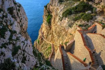 Escalera de acceso a la Grotta di Neptuno, en el cabo Caccia (Cerdeña).