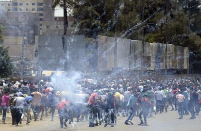 Enfrentamientos entre manifestantes y policía en El Cairo (Egipto) en el primer aniversario del golpe contra Morsi.