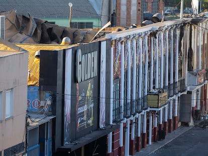 De izquierda a derecha, las discotecas Golden (que no llegó a incendiarse), Teatre y Fonda Milagros, en Murcia, al día siguiente del fuego declarado el 1 de octubre.