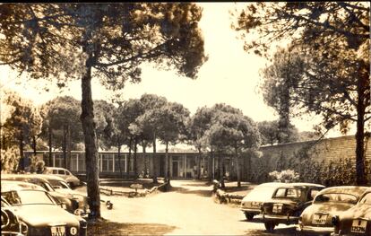 Exterior del edficio de Coderch para el club de golf de El Prat