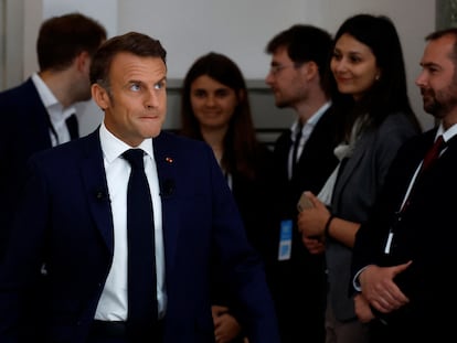 Emmanuel Macron, presidente de Francia, antes de comenzar la rueda de prensa celebrada este miércoles en París para valorar la convocatoria de elecciones legislativas anticipadas.