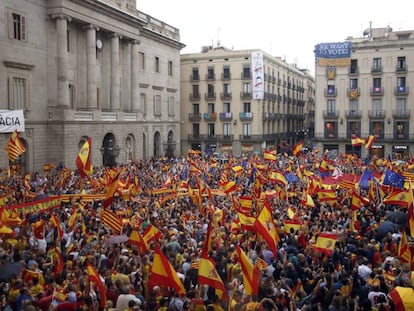 Miles de personas se han manifestado en la plaza de Sant Jaume 