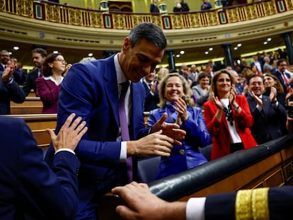 Pedro Sánchez recibe el aplauso de la bancada socialista al inicio de la segunda jornada del debate de investidura.