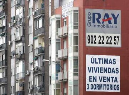 Promoción de casas en venta junto a viviendas ya habitadas en Madrid.